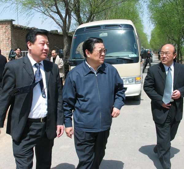 2005年，時任河北省省委書記白克明同志（中）來我公司視察